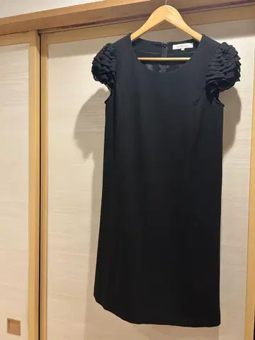 엠프레미에 프릴 소매 블랙 원피스 38