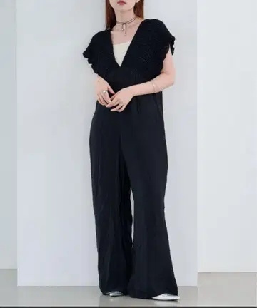 택 포함 새상품 블랙 프릴 슬리브 올인원