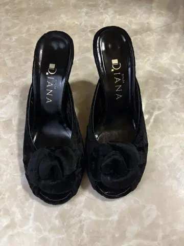 DIANA 다이애나 뮬 샌들 블랙 벨로아 느낌 플라워 모티브