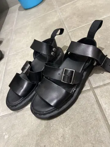 닥터마틴 블랙 가죽 스트랩 샌들 23cm