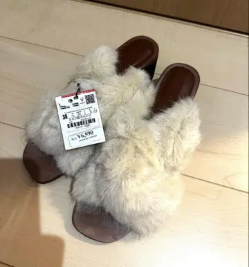 zara 퍼 샌들