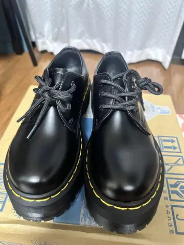 통굽 블랙 레이스업 로퍼