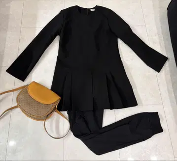 [ 새상품 ] ZARA ( 자라 ) 블랙 깔끔 A라인 플리츠 원피스