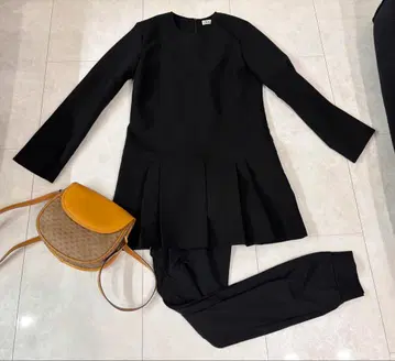 [ 새상품 ] ZARA ( 자라 ) 블랙 깔끔 A라인 플리츠 원피스