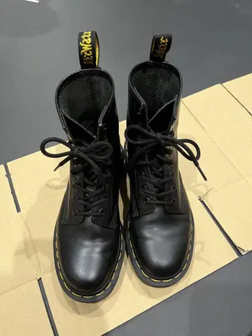 [ 컨디션 최상 ] Dr.Martens 8홀 블랙 37