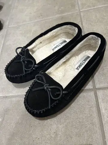 MINNETONKA 블랙 모카신 신발 23cm