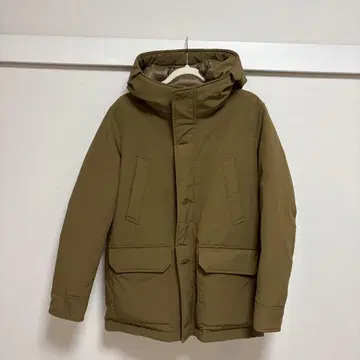 카키 후드 부착 다운 자켓