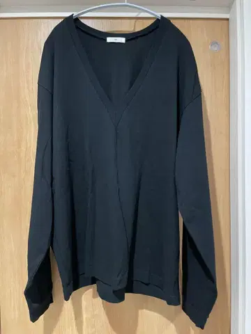 ONIT DEEP V NECK LONG SLEEVE T-SHIRT 블랙