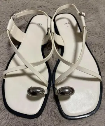 ZARA 화이트 메탈 스트랩 샌들 41