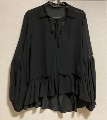 NADINE 프릴 블라우스 블랙