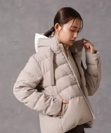 새상품급 나노 유니버스 2024 서지 스탠드 카라 숏 다운 M