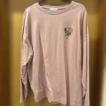 핑크 긴팔 티셔츠 하트와 깃털 디자인 피움