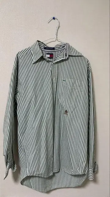 TOMMY HILFIGER 그린과 화이트 스트라이프 긴팔 셔츠