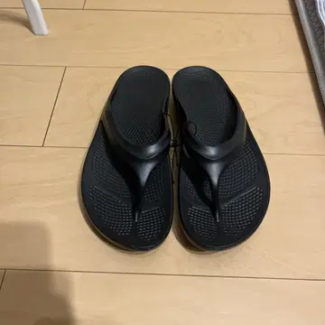 OOFOS 블랙 비치 샌들