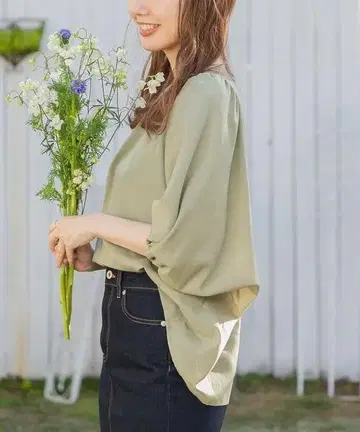 컨디션 최상 카키 린넨 스마트 린넨 터치 볼륨 슬리브 블라우스