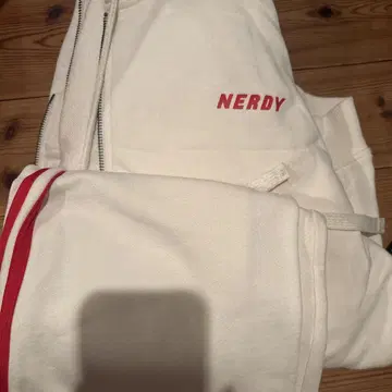 NERDY 화이트 저지 빨간색 로고