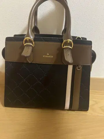 &chouette 엠보 모노그램 스포티 라인 핸드백