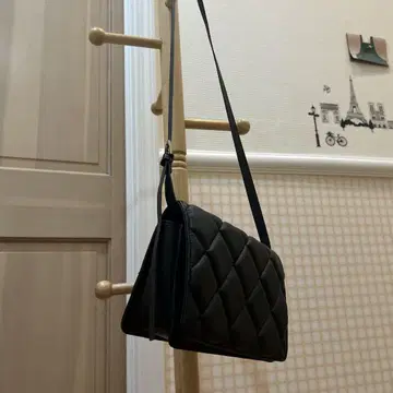 H&M 블랙 퀼팅 숄더백