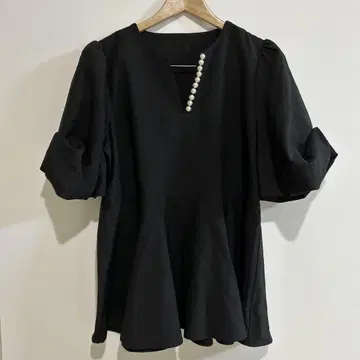 세존드파피용 볼륨 슬리브 펄 장식 키넥 페플럼 블라우스