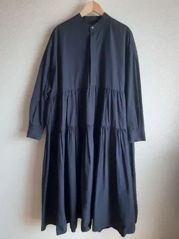 anana 티어드 롱 원피스 블랙 노카라 코튼 긴팔