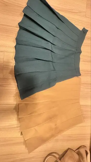 파랑과 베이지의 플리츠 미니 스커트