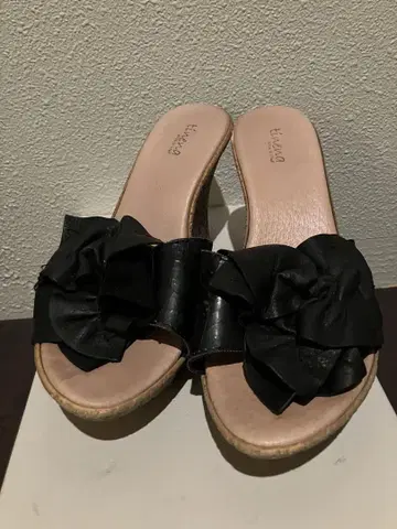 블랙 플라워 리본 포함 샌들 힐 8cm
