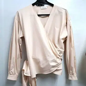 BLENHEIM 베이지 랩 블라우스 긴팔