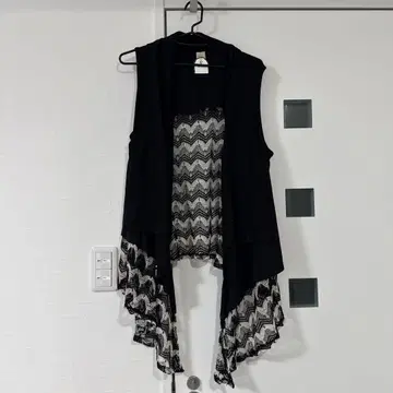 택 포함 새상품 SpiralSpice 슬리브리스 가디건 블랙 가디건