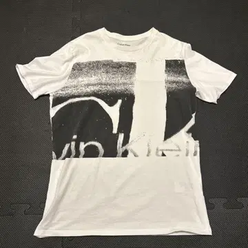 Calvin Klein 그래픽 프린트 T셔츠
