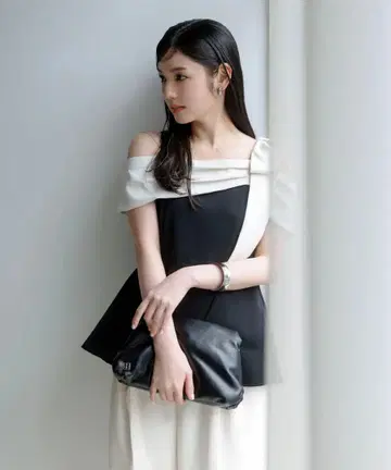 오프숄더 리본 페플럼 상의