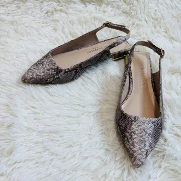 DIANA 메탈 부품 힐 백 스트랩 플랫 펌프스 23cm