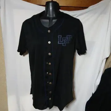 루시앙페라피네 LPF 버튼 블랙 T셔츠 특가