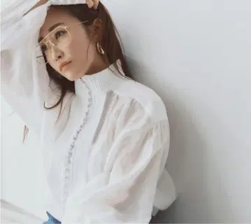 CADUNE 턱 볼륨 블라우스 카미사키 메구미 콜라보