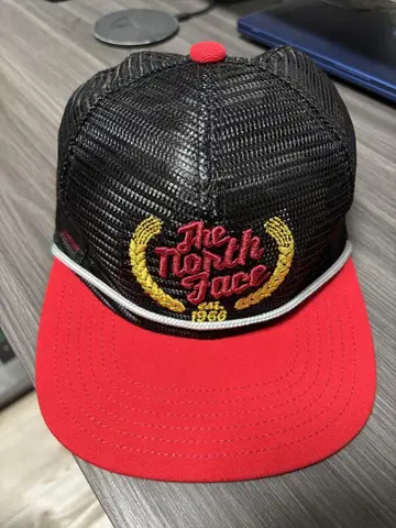 The North Face 메쉬 캡 블랙/빨간색