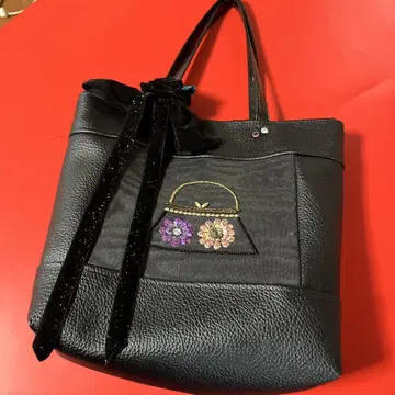 자수 장식 블랙 토트백