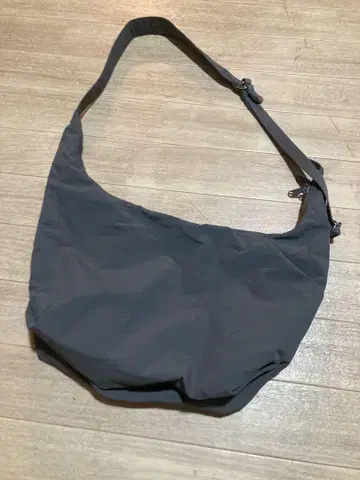 새상품 유니클로 이번 시즌 모델 숄더백