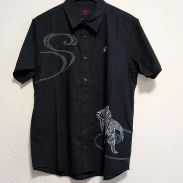 오스티아재팬티어의 금붕어와 파도 무늬 블랙 반팔 셔츠