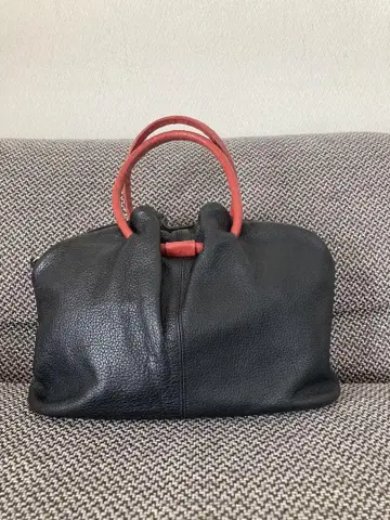 블랙과 빨간색 핸드백