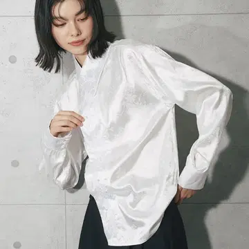 SMILE ORCHID 비대칭 옷깃 올 패턴 펄 장식 블라우스
