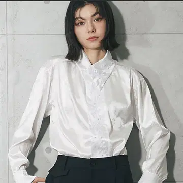 SMILE ORCHID 비대칭 옷깃 올 패턴 펄 장식 블라우스