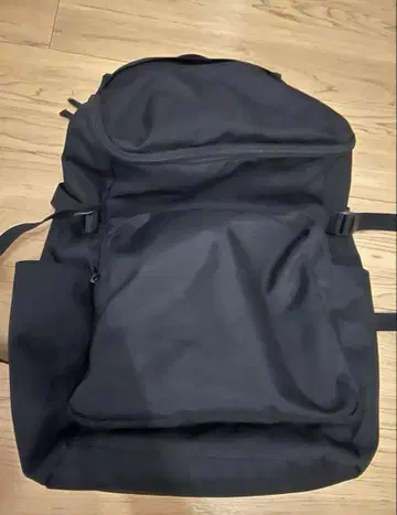 어깨 부담을 덜어주는 발수 기능 탑재, 위에서 여는 럭색