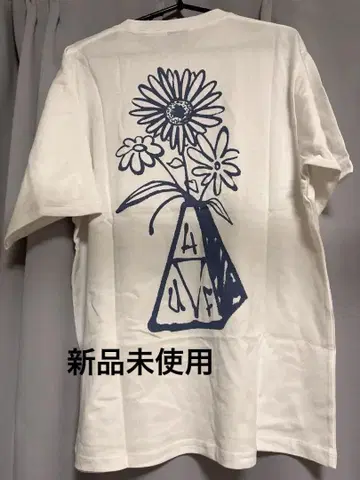 HUF 꽃병과 꽃 디자인 티셔츠 M