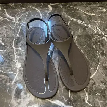 [ ZARA ] 러버 피니시 샌들