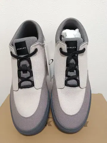 새상품 OAKLEY 미드컷 스니커즈 그레이