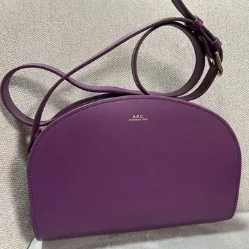 [ 새상품급 ] A.P.C. 하프문 백 숄더백 퍼플 레어 컬러