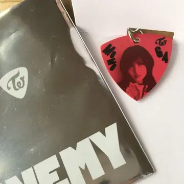 TWICE 모모 피크 키링 ENEMY