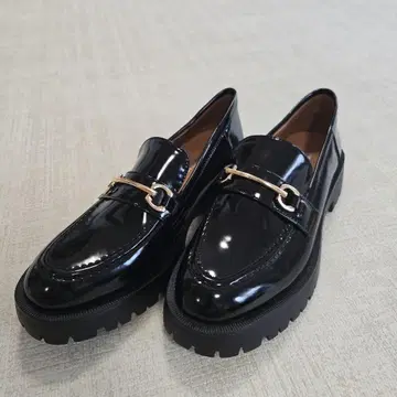 JISTORY 블랙 에나멜 로퍼 통굽