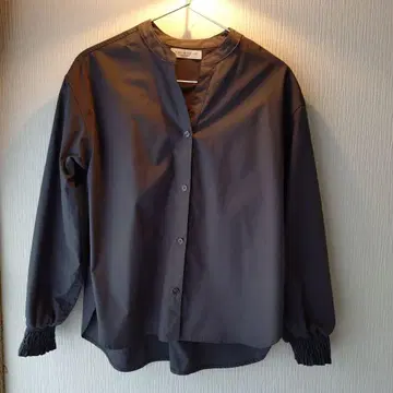 UNITEDARROWS 소매가 귀여운 다크 그레이 셔츠