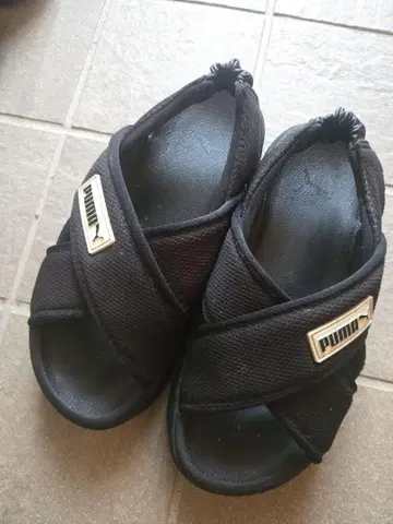 PUMA 블랙 샌들 크로스 스트랩