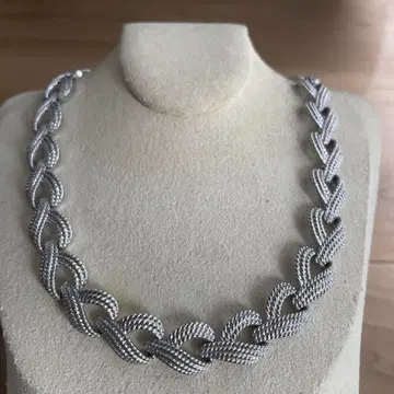 MONET 실버 컬러 목걸이